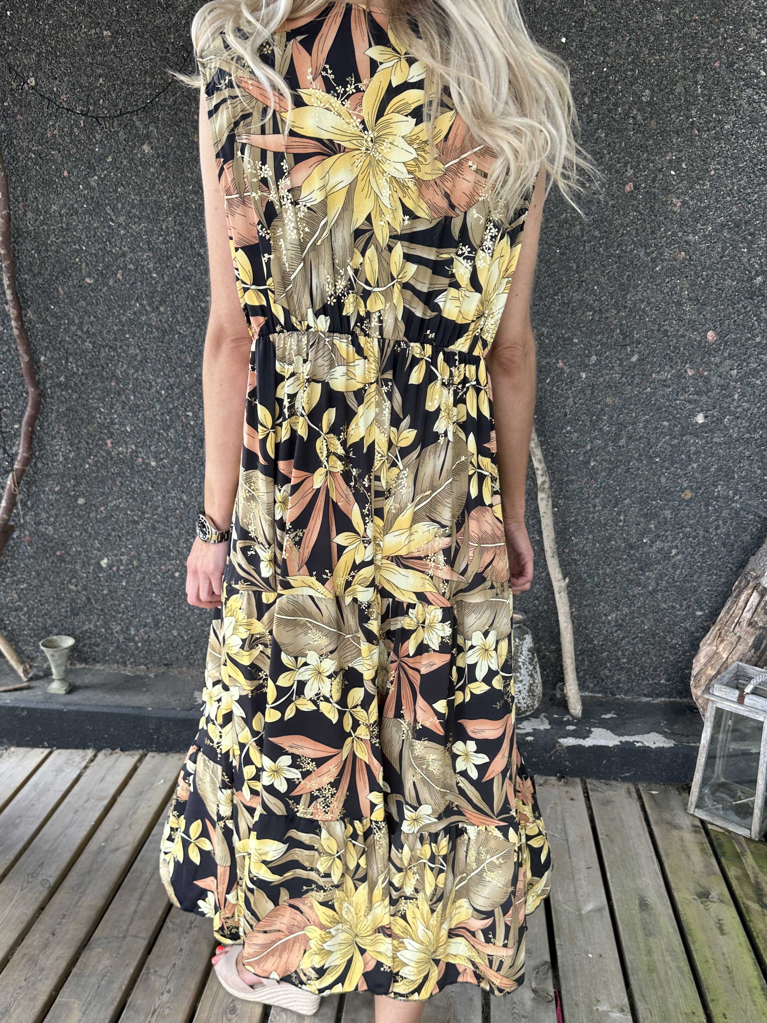 Karini - Lång elastisk blommig klänning med lager på lager look